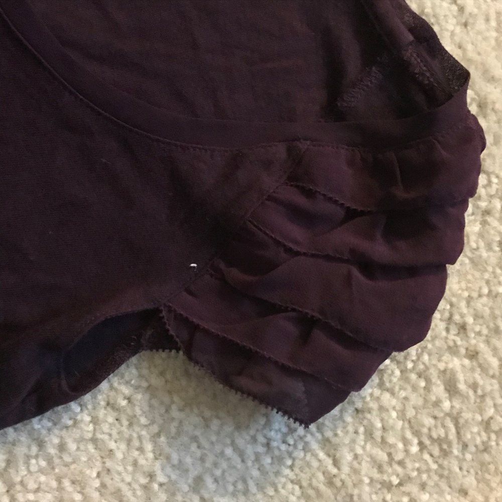 Beautiful basic tee with ruffled shoulder - Picture 2 of 5